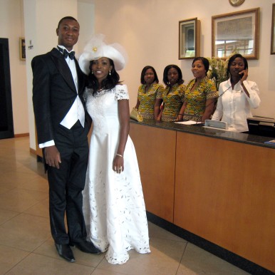2008-01-27  HOCHZEITSPAAR AN DER LOBBY DES -FIESTA ROYALE HOTEL-, Accra, Ghana